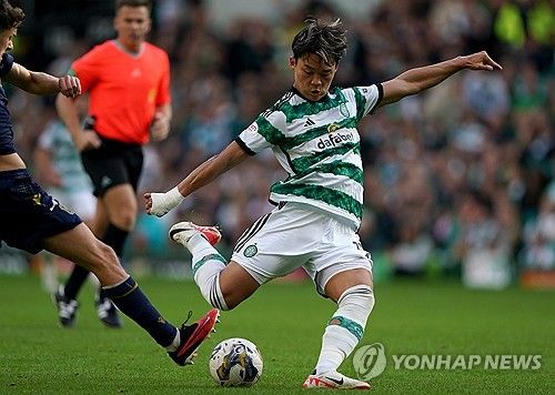 영국 매체 스카이스포츠 13일 KRC헹크가 셀틱의 스트라이커 오현규 영입을 위해 이적료로 400만 파운드. 약 70억원을 제시했다고 보도했다. 지난해 1월 스코틀랜드 명문 셀틱에 합류하면서 유럽에 진출한 오현규는 이번 시즌 주전 경쟁에서 밀려 이적 허용 대상자에 올랐다. 다행히 벨기에 명문 헹크가 오현규 영입에 관심을 보여 영입을 추진 중이다. 현재 헹크를 이끌고 있는 토르스텐 핑크 감독은 국내 축구 팬들 사이에서 과거 독일 분데스리가 함부르크를 이끌며 손흥민을 지도한 것으로 잘 알려진 감독이다. 연합뉴스