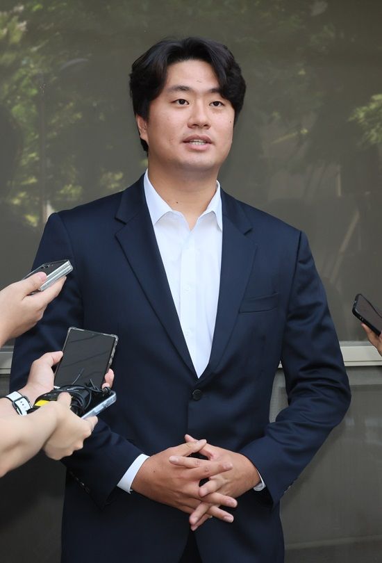 두산 베어스 투수 이영하. 6월 13일 서울서부지법 형사항소 2-2부(이현우 임기환 이주현 부장판사) 심리로 열린 특수폭행·강요·공갈 혐의 항소심 결심 공판에서 무죄를 선고 받았다. 1심에 이어 항소심 재판부의 판단도 같았다. 사진 연합뉴스