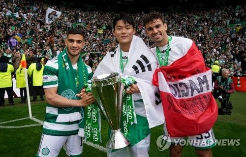 영국 매체 스카이스포츠 13일 KRC헹크가 셀틱의 스트라이커 오현규 영입을 위해 이적료로 400만 파운드. 약 70억원을 제시했다고 보도했다. 지난해 1월 스코틀랜드 명문 셀틱에 합류하면서 유럽에 진출한 오현규는 이번 시즌 주전 경쟁에서 밀려 이적 허용 대상자에 올랐다. 다행히 벨기에 명문 헹크가 오현규 영입에 관심을 보여 영입을 추진 중이다. 현재 헹크를 이끌고 있는 토르스텐 핑크 감독은 국내 축구 팬들 사이에서 과거 독일 분데스리가 함부르크를 이끌며 손흥민을 지도한 것으로 잘 알려진 감독이다. 연합뉴스