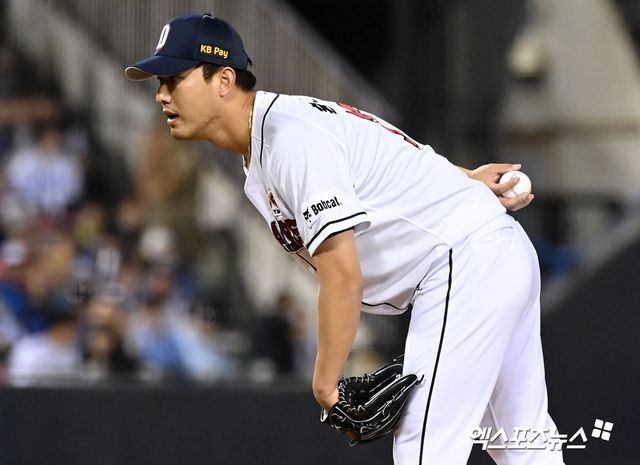 두산 베어스 투수 홍건희가 정규시즌 경기에 등판해 투구하기 전 포수의 사인을 확인하고 있다. 엑스포츠뉴스 DB