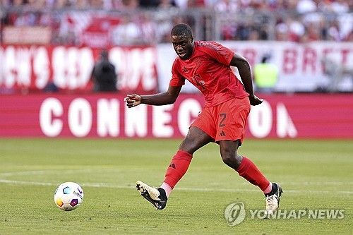 뱅상 콤파니 바이에른 뮌헨 감독이 다음 시즌 김민재와 다요 우파메카노를 선호하는 것으로 알려졌다. 독일 유력지 스포르트 빌트 수석에디터인 크리스티안 폴크에 따르면 콤파니가 선호하는 센터백은 김민재와 우파메카노 두 선수이며, 콤파니는 두 선수의 발밑 능력을 믿고 있다.&nbsp;김민재를 밀어내고 에릭 다이어와 짝을 이뤘던 마테이스 더리흐트에 대해서도 토마스 투헬이 그를 외면했지만 더리흐트 판매에는 의구심이 있다고 설명했다. 다음 시즌 최대 6명의 센터백이 주전 두 자리를 놓고 치열한 경쟁을 펼칠 것으로 예상되는 가운데 김민재와 우파메카노가 앞서있는 것으로 보인다. 연합뉴스