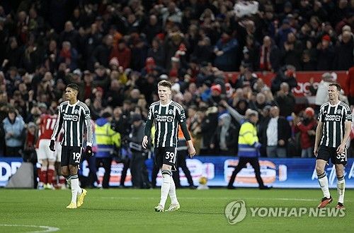 글로벌 매체 디 애슬레틱은 15일 맨체스터 유나이티드가 재러드 브랜스웨이트 이적료로 에버턴에 약 615억원를 제시했다고 보도했다. 2002년생 잉글랜드 수비수 브랜스웨이트는 어린 나이에 프리미어리그 무대에서 좋은 활약을 펼쳐 빅클럽들의 관심을 한몸에 받고 있다. 이번 여름 수비 보강을 원하는 맨유는 이미 브랜스웨이트와 개인 합의를 마쳐 영입에 가장 가까운 팀으로 평가 받고 있는데 에버턴이 요구하는 1406억원에 한참 못 미치는 이적료를 제시하면서 퇴짜를 맞을 가능성이 높다. 연합뉴스