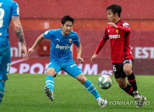 영국 매체 팀토크에 의하면 안지 포스테코글루 토트넘 홋스퍼 감독은 레알 소시에다드 윙어 쿠보 다케후사 영입을 승인했다. 일본 축구스타 쿠보는 지난 2년 동안 소시에다드 주전으로 활약 중이며 올시즌 소시에다드와 2029년까지 장기 재계약을 체결했다. 그러나 포스테코글루 감독이 쿠보 영입을 원함에 따라 토트넘은 소시에다드에 이적료로 739억원을 제의할 생각인 것이라고 알려졌다. 만약 쿠보가 토트넘에 합류한다면 대한민국과 아시아 최고의 축구스타 손흥민과 함께 그라운드를 누비게 된다. 연합뉴스