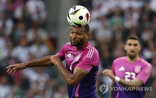 독일 최고 명문이자 김민재 소속팀인 바이에른 뮌헨은 14일 일본인 수비수 이토 히로키와 4년 계약을 체결했다며 그의 입단을 공식 발표했다. 이토는 센터백과 레프트백을 함께 볼 수 있는 왼발잡이 수비수여서 김민재와 주전 경쟁이 불가피할 것으로 보인다. 유럽 일부 언론에선 이토 입단으로 인해 김민재 뮌헨 잔류에 노란불이 커졌다고도 한다. 뮌헨은 이토 외에도 독일 대표팀 수비수 요나탄 타 영입도 노리고 있다..연합뉴스