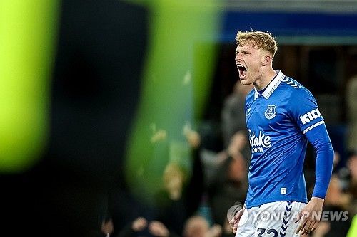 맨체스터 유나이티드가 올 여름 첫 번째 영입생으로 잉글랜드 수비의 미래 재러드 브랜스웨이트를 낙점했다. 이미 개인합의까지 모두 마쳤다. 14일 영국 타임즈에 따르면 맨유는 브랜스웨이트 측과&nbsp;주급 15만 파운드 상당의 조건으로 개인 합의를 마쳤다.&nbsp;에버턴이 이적료로 7000만 파운드를 요구하고 있어 이적료 조율 문제가 남아있긴 하지만 에버턴이 PSR을 준수하기 위해 브랜스웨이트를 매각할 가능성이 높아 이적이 이뤄질 것으로 보인다. 연합뉴스