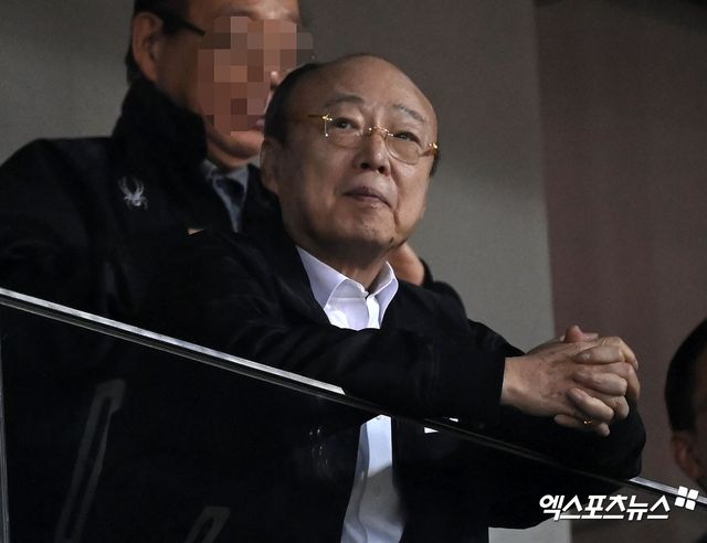 한화이글스 구단주이자 한화그룹 오너인 김승연 회장이 지난 3월29일 대전한화생명이글스파크에서 열린 KBO리그 한화-KT 시즌 홈 개막전을 찾아 팬들에게 인사하고 있다. 김 회장은 14일 SSG전까지 올해 총 4차례 한화 홈 경기를 찾았다. 엑스포츠뉴스DB