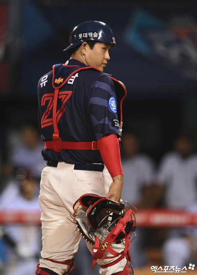유강남은 14일 잠실구장에서 열릴 '2024 신한 SOL Bank KBO 리그' LG와 주말 3연전 첫 경기를 앞두고 왼쪽 오금 부상으로 선발 라인업에서 빠졌다. 롯데가 전날 유강남의 활약을 포함해 키움과의 주중 3연전 마지막 경기에서 4-9로 뒤지던 경기를 6회와 7회 각각 7점씩 쏟아내며 18-10으로 뒤집고 최근 4연속 위닝시리즈를 완성한 터라 유강남의 결장이 아쉽게 됐다. 엑스포츠뉴스 DB