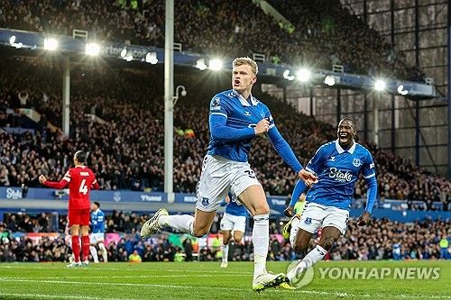 맨체스터 유나이티드가 올 여름 첫 번째 영입생으로 잉글랜드 수비의 미래 재러드 브랜스웨이트를 낙점했다. 이미 개인합의까지 모두 마쳤다. 14일 영국 타임즈에 따르면 맨유는 브랜스웨이트 측과&nbsp;주급 15만 파운드 상당의 조건으로 개인 합의를 마쳤다.&nbsp;에버턴이 이적료로 7000만 파운드를 요구하고 있어 이적료 조율 문제가 남아있긴 하지만 에버턴이 PSR을 준수하기 위해 브랜스웨이트를 매각할 가능성이 높아 이적이 이뤄질 것으로 보인다. 연합뉴스