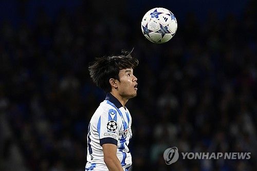 영국 매체 팀토크에 의하면 안지 포스테코글루 토트넘 홋스퍼 감독은 레알 소시에다드 윙어 쿠보 다케후사 영입을 승인했다. 일본 축구스타 쿠보는 지난 2년 동안 소시에다드 주전으로 활약 중이며 올시즌 소시에다드와 2029년까지 장기 재계약을 체결했다. 그러나 포스테코글루 감독이 쿠보 영입을 원함에 따라 토트넘은 소시에다드에 이적료로 739억원을 제의할 생각인 것이라고 알려졌다. 만약 쿠보가 토트넘에 합류한다면 대한민국과 아시아 최고의 축구스타 손흥민과 함께 그라운드를 누비게 된다. 연합뉴스