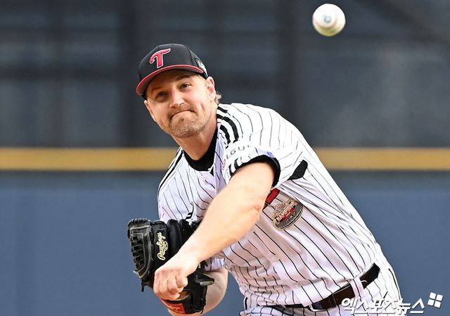 LG 외인 투수 엔스가 14일 잠실구장에서 열린 '2024 신한 SOL Bank KBO 리그' 롯데와 주말 3연전 첫 경기에서 투구하고 있다. 옌스는 이날 6이닝 3실점으로 팀 승리에 힘을 보태며 시즌 8승(2패)을 기록했다. 잠실, 김한준 기자