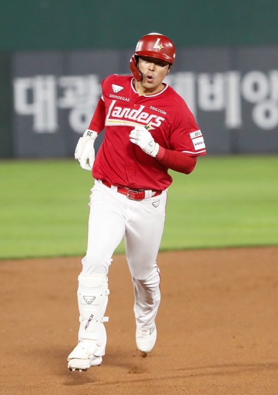 SSG 좌타 거포 한유섬. 6월 14일 대전 한화생명이글스파크에서 열린 2024 신한 SOL Bank KBO리그 한화 이글스와의 팀 간 9차전에서 홈런 포함 2안타 3타점으로 맹타를 휘둘렀다. 사진 SSG 랜더스