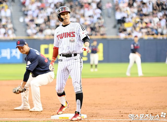 LG 박해민이 14일 잠실구장에서 열린 '2024 신한 SOL Bank KBO 리그' 롯데와 주말 3연전 첫 경기에서 8번타자 중견수로 선발 출전, 2회말 싹쓸이 3루타로 결승타를 친 뒤 세리머니하고 있다. LG는 이날 5-3으로 승리하면서 4연패를 탈출했다. 잠실, 김한준 기자