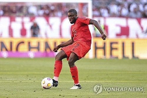 뱅상 콤파니 바이에른 뮌헨 감독이 다음 시즌 김민재와 다요 우파메카노를 선호하는 것으로 알려졌다. 독일 유력지 스포르트 빌트 수석에디터인 크리스티안 폴크에 따르면 콤파니가 선호하는 센터백은 김민재와 우파메카노 두 선수이며, 콤파니는 두 선수의 발밑 능력을 믿고 있다.&nbsp;김민재를 밀어내고 에릭 다이어와 짝을 이뤘던 마테이스 더리흐트에 대해서도 토마스 투헬이 그를 외면했지만 더리흐트 판매에는 의구심이 있다고 설명했다. 다음 시즌 최대 6명의 센터백이 주전 두 자리를 놓고 치열한 경쟁을 펼칠 것으로 예상되는 가운데 김민재와 우파메카노가 앞서있는 것으로 보인다. 연합뉴스