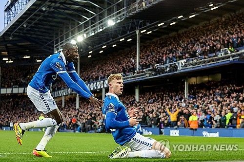 맨체스터 유나이티드가 올 여름 첫 번째 영입생으로 잉글랜드 수비의 미래 재러드 브랜스웨이트를 낙점했다. 이미 개인합의까지 모두 마쳤다. 14일 영국 타임즈에 따르면 맨유는 브랜스웨이트 측과&nbsp;주급 15만 파운드 상당의 조건으로 개인 합의를 마쳤다.&nbsp;에버턴이 이적료로 7000만 파운드를 요구하고 있어 이적료 조율 문제가 남아있긴 하지만 에버턴이 PSR을 준수하기 위해 브랜스웨이트를 매각할 가능성이 높아 이적이 이뤄질 것으로 보인다. 연합뉴스