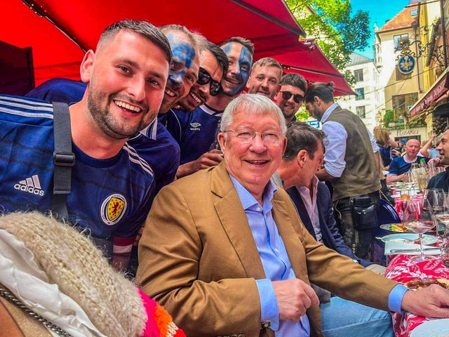 스코틀랜드가 15일(한국시간) 독일 뮌헨에 있는 풋볼 아레나 뮌헨에서 열린 독일과의 UEFA 유로 2024 A조 개막전에서 1-5 대패를 당했다.&nbsp;스코틀랜드 축구의 레전드인 알렉스 퍼거슨 경이 이날 경기장을 찾은 가운데 스코틀랜드는 슈팅을 단 하나도 기록하지 못하는 굴욕적인 경기력을 보였다. 데일리 메일