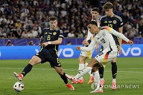 독일이 15일(한국시간) 독일 뮌헨에 있는 풋볼 아레나 뮌헨에서 열린 스코틀랜드와의 유럽축구연맹(UEFA) 유로 2024 A조 개막전 경기에서 5-1 대승을 거두며 산뜻한 출발을 알렸다.&nbsp; 개최국이자 이번 대회 유력 우승 후보 중 한 팀인 독일은 무려 다섯 골을 폭발시키며 기분 좋은 출발을 했다.&nbsp;연합뉴스