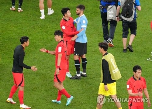 벤탕쿠르가 15일(한국시간) 우루과이의 한 방송 프로그램 '포르 라 카미세타(Por la Camiseta)'에 출연해 농담을 하다가 손흥민과 아시아인을 향해 인종차별 발언을 해 논란이 됐다.&nbsp;해당 발언이 사회관계망서비스(SNS)에 퍼지면서 인종 차별 논란이 일었고 이것이 커지자, 베탕쿠르는 곧바로 사과했다.&nbsp;하지만 지난 2017년 한국에서 인종차별 행동이 포함된 세레머니를 한 페데리코 발베르데에 이어 벤탕쿠르도 인종차별적 발언을 하면서 게속된 남미 지역 선수들의 행동이 눈살을 찌뿌리게 하고 있다. 연합뉴스