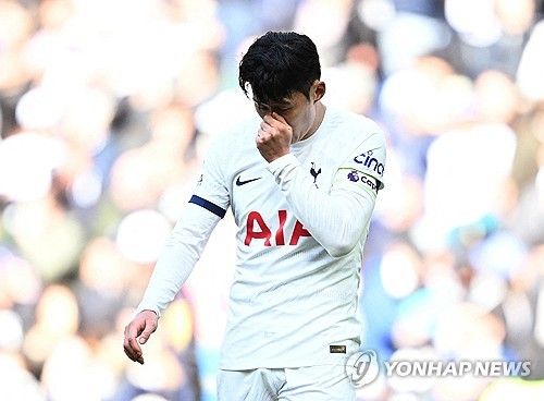 손흥민의 토트넘 홋스퍼 동료인 로드리고 벤탄쿠르의 발언이 도마 위에 올랐다. 벤탄쿠르는 최근 우루과의 TV 프로그램에 출연해 진행자와 농담을 주고 받던 도중 손흥민과 손흥민의 사촌들이 모두 똑같이 생겼다며 팀 동료 손흥민은 물론 아시아인들에 대한 인종차별적인 발언을 했다. 벤탄쿠르는 이에 대해 SNS를 통해 사과했지만, 벤탄쿠르의 발언으로 인해 토트넘 팬들은 적지 않은 충격을 받았다. 토트넘 팬들은 손흥민이 이번 일로 상처받지 않기를 바랐다. 사진 연합뉴스