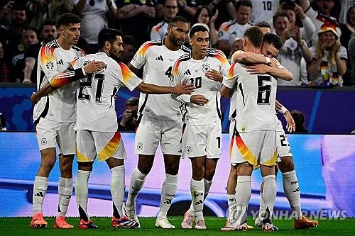 독일이 15일(한국시간) 독일 뮌헨에 있는 풋볼 아레나 뮌헨에서 열린 스코틀랜드와의 유럽축구연맹(UEFA) 유로 2024 A조 개막전 경기에서 5-1 대승을 거두며 산뜻한 출발을 알렸다.&nbsp; 개최국이자 이번 대회 유력 우승 후보 중 한 팀인 독일은 무려 다섯 골을 폭발시키며 기분 좋은 출발을 했다.&nbsp;연합뉴스