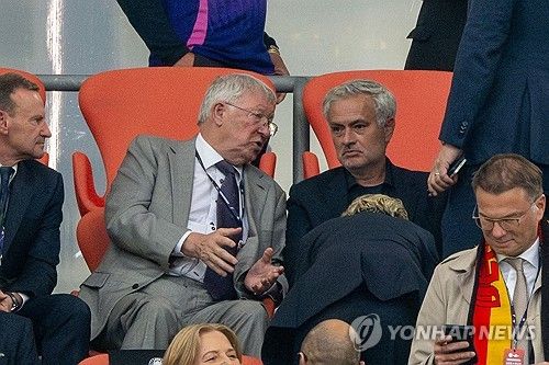 스코틀랜드가 15일(한국시간) 독일 뮌헨에 있는 풋볼 아레나 뮌헨에서 열린 독일과의 UEFA 유로 2024 A조 개막전에서 1-5 대패를 당했다.&nbsp;스코틀랜드 축구의 레전드인 알렉스 퍼거슨 경이 이날 경기장을 찾은 가운데 스코틀랜드는 슈팅을 단 하나도 기록하지 못하는 굴욕적인 경기력을 보였다. 연합뉴스