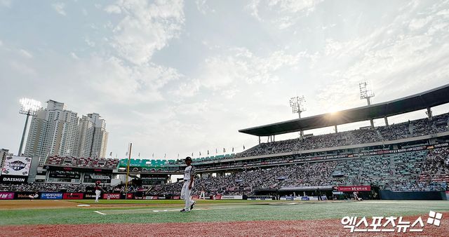 15일 오후 수원KT위즈파크에서 열린 '2024 신한 SOL Bank KBO리그' KIA 타이거즈와 KT 위즈의 경기, KT가 시즌 6번째 홈경기 매진을 달성했다. 1루 관중석을 채운 팬들이 선수들에게 응원을 보내고 있다. 수원, 김한준 기자