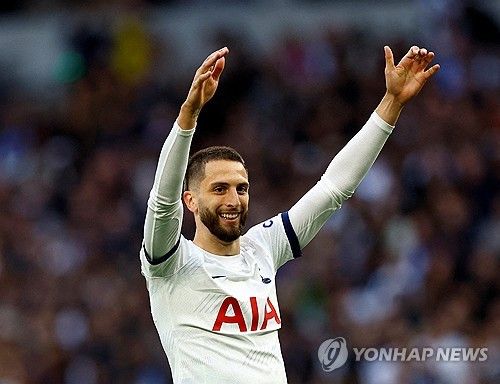 손흥민의 토트넘 홋스퍼 동료인 로드리고 벤탄쿠르의 발언이 도마 위에 올랐다. 벤탄쿠르는 최근 우루과의 TV 프로그램에 출연해 진행자와 농담을 주고 받던 도중 손흥민과 손흥민의 사촌들이 모두 똑같이 생겼다며 팀 동료 손흥민은 물론 아시아인들에 대한 인종차별적인 발언을 했다. 벤탄쿠르는 이에 대해 SNS를 통해 사과했지만, 벤탄쿠르의 발언으로 인해 토트넘 팬들은 적지 않은 충격을 받았다. 토트넘 팬들은 손흥민이 이번 일로 상처받지 않기를 바랐다. 사진 연합뉴스