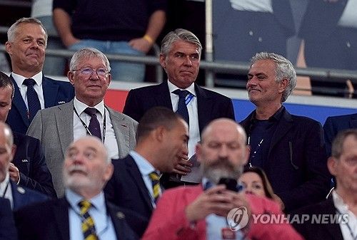 스코틀랜드가 15일(한국시간) 독일 뮌헨에 있는 풋볼 아레나 뮌헨에서 열린 독일과의 UEFA 유로 2024 A조 개막전에서 1-5 대패를 당했다.&nbsp;스코틀랜드 축구의 레전드인 알렉스 퍼거슨 경이 이날 경기장을 찾은 가운데 스코틀랜드는 슈팅을 단 하나도 기록하지 못하는 굴욕적인 경기력을 보였다. 연합뉴스