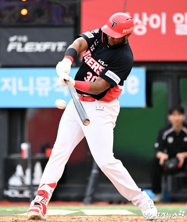 15일 오후 수원KT위즈파크에서 열린 '2024 신한 SOL Bank KBO리그' KIA 타이거즈와 KT 위즈의 경기, 5회초 1사 2루 KIA 소크라테스가 1타점 2루타를 날리고 있다. 수원, 김한준 기자