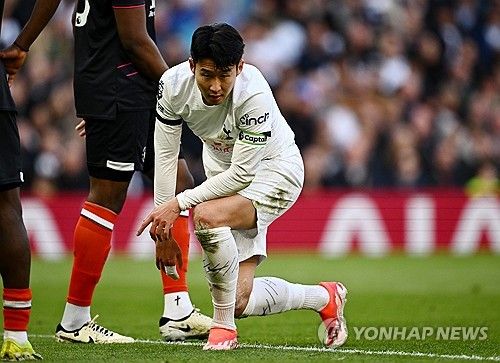 손흥민의 토트넘 홋스퍼 동료인 로드리고 벤탄쿠르의 발언이 도마 위에 올랐다. 벤탄쿠르는 최근 우루과의 TV 프로그램에 출연해 진행자와 농담을 주고 받던 도중 손흥민과 손흥민의 사촌들이 모두 똑같이 생겼다며 팀 동료 손흥민은 물론 아시아인들에 대한 인종차별적인 발언을 했다. 벤탄쿠르는 이에 대해 SNS를 통해 사과했지만, 벤탄쿠르의 발언으로 인해 토트넘 팬들은 적지 않은 충격을 받았다. 토트넘 팬들은 손흥민이 이번 일로 상처받지 않기를 바랐다. 사진 연합뉴스