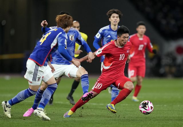 현재 북한 축구를 대표하는 간판스타로, 과거 이탈리아 최고 명문 유벤투스와 다크호스 칼리아리에서 뛰었던 한광성이 유엔의 대북제재에 따른 북한 근로바 추방 결의와 코로나19로 인한 북한 당국의 국경 봉쇄 정책으로 인해 북한 주재 중국대사관에서 2~3년간 사실상 갇혀 지내며 홀로 훈련했던 것으로 드러났다. 20대 초반의 전도유망한 선수에게 북한이 사실상 인권 유린 형태의 조치를 취했다는 뜻이다. 연합뉴스