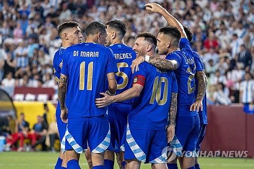 아르헨티나는 15일 미국 메릴랜드주 랜도버에 위치한 페덱스 필드에서 열린 과테말라와의 친선 경기에서 2골 1도움을 올린 메시의 활약에 힘입어 4 대 1 완승을 거뒀다. 이날 메시는 공격포인트를 3개나 올렸을 뿐만 아니라 골대까지 때리면서 최고의 컨디션을 과시했다. 이날 2골을 터트리면서 메시는 A매치 통산 108골을 달성해 A매치 최다 득점 공동 2위에 올랐다. 과테말라전 대승으로 아르헨티나와 메시는 오는 20일 미국에서 열리는 2024 코파 아메리카를 앞두고 예열을 마쳤다. 지난 대회 챔피언 아르헨티나는 이번 대회에서 2연패를 겨냥한다. 연합뉴스