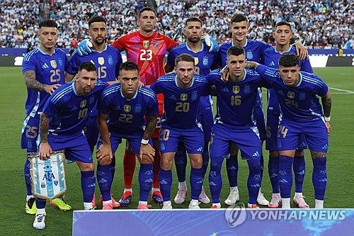 아르헨티나는 15일 미국 메릴랜드주 랜도버에 위치한 페덱스 필드에서 열린 과테말라와의 친선 경기에서 2골 1도움을 올린 메시의 활약에 힘입어 4 대 1 완승을 거뒀다. 이날 메시는 공격포인트를 3개나 올렸을 뿐만 아니라 골대까지 때리면서 최고의 컨디션을 과시했다. 이날 2골을 터트리면서 메시는 A매치 통산 108골을 달성해 A매치 최다 득점 공동 2위에 올랐다. 과테말라전 대승으로 아르헨티나와 메시는 오는 20일 미국에서 열리는 2024 코파 아메리카를 앞두고 예열을 마쳤다. 지난 대회 챔피언 아르헨티나는 이번 대회에서 2연패를 겨냥한다. 연합뉴스