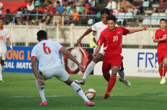 현재 북한 축구를 대표하는 간판스타로, 과거 이탈리아 최고 명문 유벤투스와 다크호스 칼리아리에서 뛰었던 한광성이 유엔의 대북제재에 따른 북한 근로바 추방 결의와 코로나19로 인한 북한 당국의 국경 봉쇄 정책으로 인해 북한 주재 중국대사관에서 2~3년간 사실상 갇혀 지내며 홀로 훈련했던 것으로 드러났다. 20대 초반의 전도유망한 선수에게 북한이 사실상 인권 유린 형태의 조치를 취했다는 뜻이다. 연합뉴스