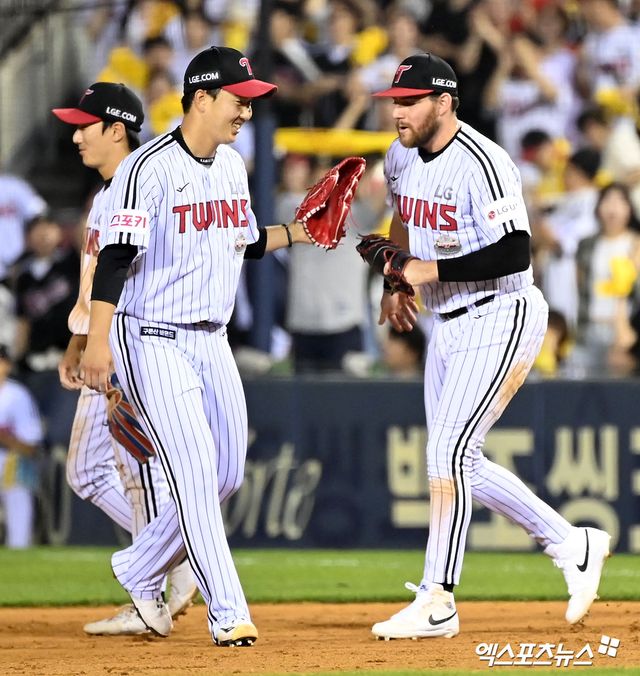 LG 마무리 투수 유영찬(왼쪽)이 14일 잠실구장에서 열린 '2024 신한 SOL Bank KBO 리그' 롯데와 주말 3연전 첫 경기에서 팀 동료 오스틴과 인사하고 있다. 유영찬은 이날 1⅔이닝 무실점으로 팀 승리와 4연패에 힘을 보탰다. 잠실, 김한준 기자