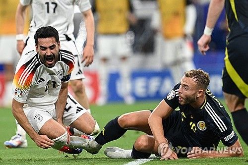 독일이 15일(한국시간) 독일 뮌헨에 있는 풋볼 아레나 뮌헨에서 열린 스코틀랜드와의 유럽축구연맹(UEFA) 유로 2024 A조 개막전 경기에서 5-1 대승을 거두며 산뜻한 출발을 알렸다.&nbsp; 개최국이자 이번 대회 유력 우승 후보 중 한 팀인 독일은 무려 다섯 골을 폭발시키며 기분 좋은 출발을 했다.&nbsp;연합뉴스