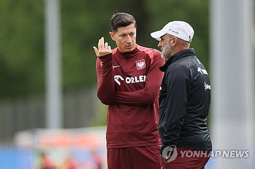 폴란드와 네덜란드가 16일(한국시간) 오후 10시 독일 함부르크에 있는 폭스바르크 슈타디온에서 열리는 유럽축구연맹(UEFA) 유로 2024 D조 1차전에 나설 선발 명단을 공개했다.&nbsp;바르셀로나의 두 선수가 모두 부상으로 이번 경기에 결장한다. 연합뉴스