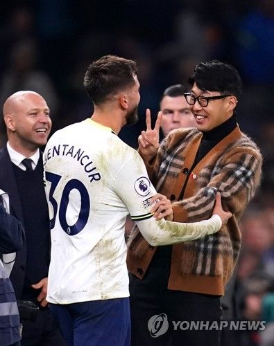 로드리고 벤탄쿠르의 손흥민, 그리고 한국인을 향한 인종 차별이 도마 위에 오르면서 오는 여름 토트넘 홋스퍼의 방한 프리시즌 투어에도 좋지 않은 영향을 미칠 것으로 보인다.&nbsp;토트넘은 오는 7월 말 한국을 2년 만에 방문한다. 토트넘은 7월 31일 팀 K리그, 8월 3일 김민재의 소속팀 바이에른 뮌헨과 두 차례 경기를 치른다. 연합뉴스