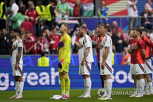 영국 매체 데일리 메일이 16일(한국시간) 스위스와 헝가리의 맞대결에 출전한 마틴 아담에 팬들이 사랑에 빠졌다고 보도했다.&nbsp; 헝가리는 15일 독일 쾰른 스타디움에서 열린 스위스와의 유럽축구연맹(UEFA) 유로 2024 A조 1차전에서 1-3으로 완패했다.&nbsp;마틴은 이날 11분을 뛰면서 최전방에서 고군분투했다. 슈팅을 시도하지 못했지만, 최고 속도 27.7km/h를 기록하면서 종횡무진 움직임을 가져갔다.&nbsp; 매체는 단 11분 만에 마틴이 축구 팬들의 마음을 사로잡았다고 소개했다. 연합뉴스
