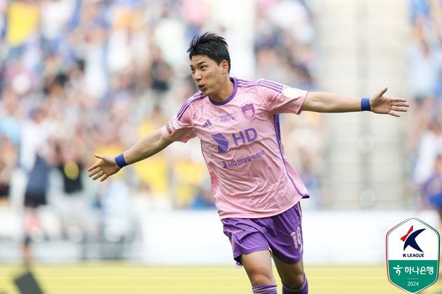 울산HD 홍명보 감독이 홈에서 FC서울과 2-2 무승부를 거둔 이후 선수들을 질책했다. 홍 감독은 경기 후 기자회견에서 선수들의 자기관리가 부족했다면서 공개적으로 선수들을 채찍질했다. 이날 울산은 2점 차 리드를 가져왔음에도 불구하고 이를 지키지 못하고 무승부로 경기를 마쳤다. 사진 한국프로축구연맹