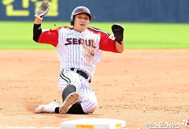 LG 내야수 신민재는 16일 잠실구장에서 열린 '2024 신한 SOL Bank KBO 리그' 롯데와 주말 3연전 마지막 경기에서 9번타자 2루수로 선발 출전했다. 10회말 끝내기 희생플라이를 쳐 팀의 끝내기 승리를 이끌었다. 엑스포츠뉴스 DB