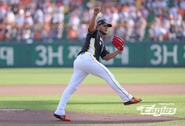 한화 이글스 외국인 투수 하이메 바리아. 6월 16일 SSG 랜더스와의 대전 홈 경기에 선발등판, 6이닝 3피안타 2볼넷 8탈삼진 무실점 완벽투로 자신의 한국 무대 2승을 따냈다. 사진 한화 이글스