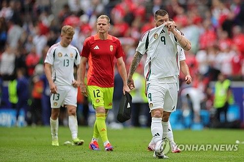 영국 매체 데일리 메일이 16일(한국시간) 스위스와 헝가리의 맞대결에 출전한 마틴 아담에 팬들이 사랑에 빠졌다고 보도했다.&nbsp; 헝가리는 15일 독일 쾰른 스타디움에서 열린 스위스와의 유럽축구연맹(UEFA) 유로 2024 A조 1차전에서 1-3으로 완패했다.&nbsp;마틴은 이날 11분을 뛰면서 최전방에서 고군분투했다. 슈팅을 시도하지 못했지만, 최고 속도 27.7km/h를 기록하면서 종횡무진 움직임을 가져갔다.&nbsp; 매체는 단 11분 만에 마틴이 축구 팬들의 마음을 사로잡았다고 소개했다. 연합뉴스