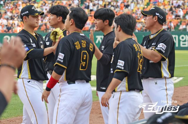 타선 침체 속에 6월 홈 경기 4패 1무로 어려움을 겪고 있는 한화 이글스. 사진 한화 이글스