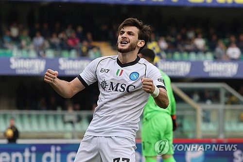 최근 이탈리아 세리에A 나폴리와 에이스 흐비차 크바라츠헬리아 간의 갈등이 극에 달하고 있다. 조지아 윙어 흐비차는 지난 시즌 김민재와 함께 나폴리를 이끌며 33년 만에 세리에A 우승에 큰 역할을 수행해 세리에A MVP로 선정됐다. 이번 시즌엔 나폴리가 10위로 추락해 UEFA 챔피언스리그에 나가지 못하자 흐비차는 이번 여름 이적을 원하고 있다. 마침 PSG가 흐비차 영입을 원하고 있고 거액의 연봉을 약속한 것으로 알려졌다. 흐비차 아버지와 에이전트가 공개적으로 이적 허가를 요구 중인 가운데 나폴리는 성명서를 통해 계약 기간을 준수할 것을 요구했다. 연합뉴스