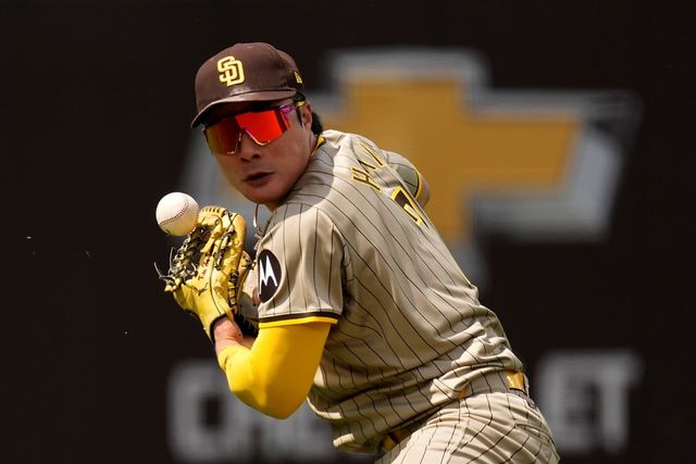 샌디에이고 파드리스 내야수 김하성이 18일 미국 펜실베이니아주 필라델피아의 시티즌스뱅크파크에서 열린 2024 미국프로야구 메이저리그 필라델피아 필리스와의 원정경기에 7번타자 겸 유격수로 선발 출전해 2타수 1안타 1볼넷을 기록했다. 수비에서도 정확한 홈 송구를 선보이면서 자신의 존재감을 뽐냈다. AP 연합뉴스