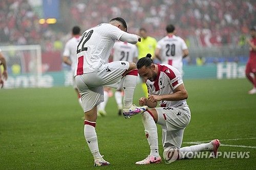 튀르키예가 어수선한 분위기 속에서 시작한 조지아와의 경기에서 두 번의 원더골로 상대를 제압했다. 튀르키예는 19일(한국시간) 조지아와의 유럽축구연맹(UEFA) 2024 유럽축구선수권대회(유로2024) 조별리그 F조 1차전에서 조지아를 상대로 3-1 승리를 거뒀다. 이날 메르트 뮐뒤르와 아르다 귈러가 연달아 원더골을 터트리며 튀르키예를 승리로 이끌었다. 한편 경기 전 튀르키예와 조지아 팬들이 충돌해 폭력 사태가 발발하기도 했다. 사진 연합뉴스