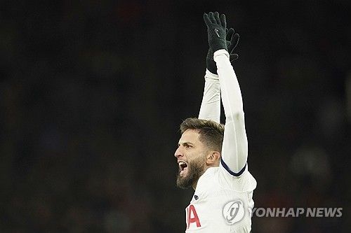 한 국내 축구 팬이 지난 18일 토트넘 홋스퍼 구단으로부터 벤탄쿠르의 인종차별 관련 발언에 대해 문의한 답변 내용을 공개했다.&nbsp;구단 CS팀은 메일을 통해 우리는 벤탄쿠르가 동료이자 주장, 손흥민에게 사과한 것을 확인해 줄 수 있다. 두 선수는 현재 사적으로 직접 이 상황에 대해 대화하고 있다라고 전했다.&nbsp; 그러면서 구단은 긍정적인 결과를 위해 필요한 지원을 제공할 것임을 확신하며 모든 선수와 스태프들이 우리의 다양성, 동등함, 포용 목표에 부합하는 교육을 제공할 것이다. 어떤 형태의 차별도 우리 구단, 경기 중이나 우리의 사회 내에 있을 수 없으며 우리는 이에 영향을 받은 어떤 선수라도 전적으로 지원할 것이라고 입장을 밝혔다.&nbsp;연합뉴스