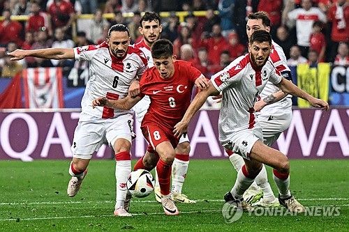 튀르키예가 어수선한 분위기 속에서 시작한 조지아와의 경기에서 두 번의 원더골로 상대를 제압했다. 튀르키예는 19일(한국시간) 조지아와의 유럽축구연맹(UEFA) 2024 유럽축구선수권대회(유로2024) 조별리그 F조 1차전에서 조지아를 상대로 3-1 승리를 거뒀다. 이날 메르트 뮐뒤르와 아르다 귈러가 연달아 원더골을 터트리며 튀르키예를 승리로 이끌었다. 한편 경기 전 튀르키예와 조지아 팬들이 충돌해 폭력 사태가 발발하기도 했다. 사진 연합뉴스