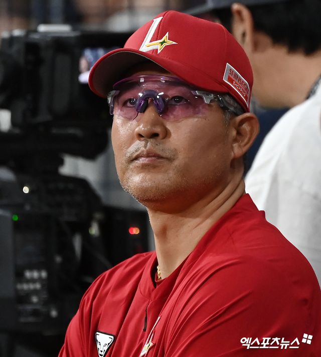 1일 오후 서울 구로구 고척스카이돔에서 열린 2024 신한 SOL Bank KBO리그 SSG 랜더스와 키움 히어로즈의 경기, 5회초 1사 1,2루 SSG 이숭용 감독이 최정의 홈런 타구를 바라보고 있다. 엑스포츠뉴스 DB