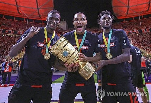 독일 매체 빌트가 지난 18일(한국시간) 요나단 타의 뮌헨 이적 상황이 혼란에 빠졌으며 이적료 협상이 난항을 겪고 있다고 전했다.&nbsp; 뮌헨은 1800만유로를 원하지만, 레버쿠젠은 이보다 훨씬 높은 4000만유로를 요구하면서 두 구단 간의 이적료 협상에 진전이 없다. 연합뉴스